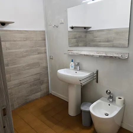 Belvedere Affitta Con Bagno Privato アパート *